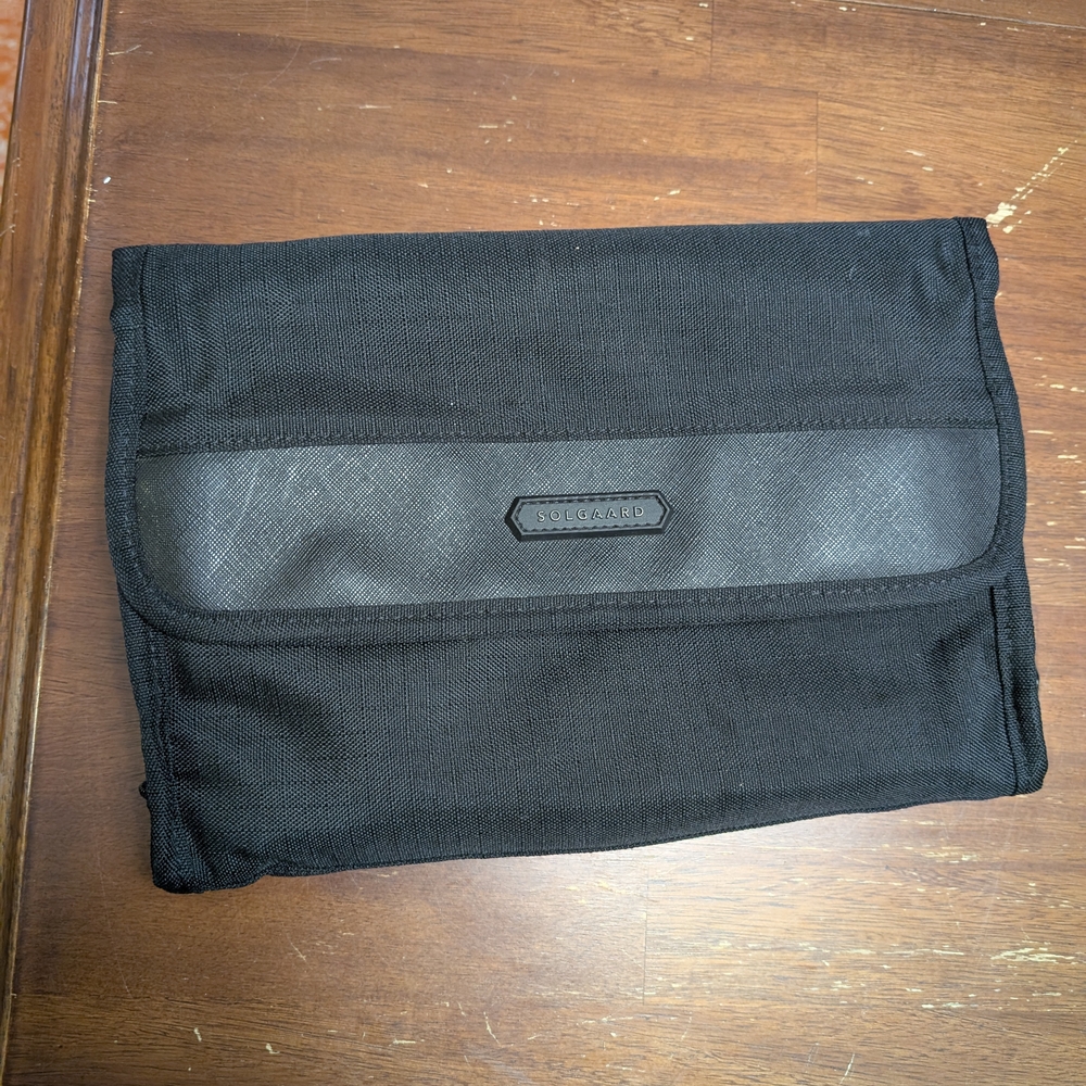 Blak Solgaard Hanging Toiletry Wrap